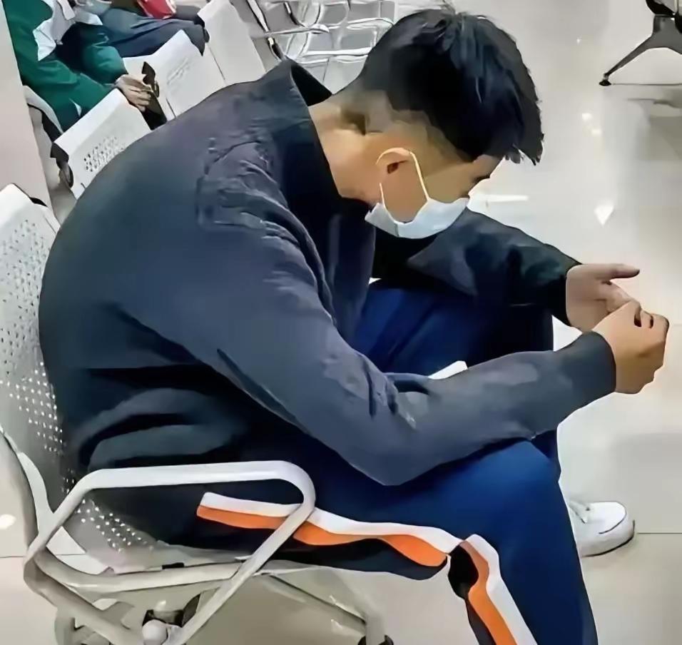 父亲突发脑溢血，14岁的孩子给亲戚挨个打电话借钱，结果没一个肯借。走投无路时，他
