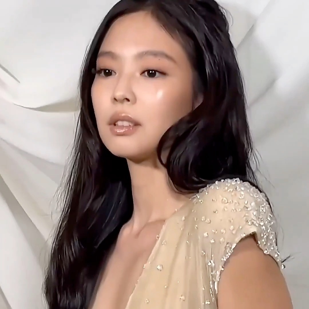 Jennie巴黎时装周第二套造型新闻生图+第一套补充 