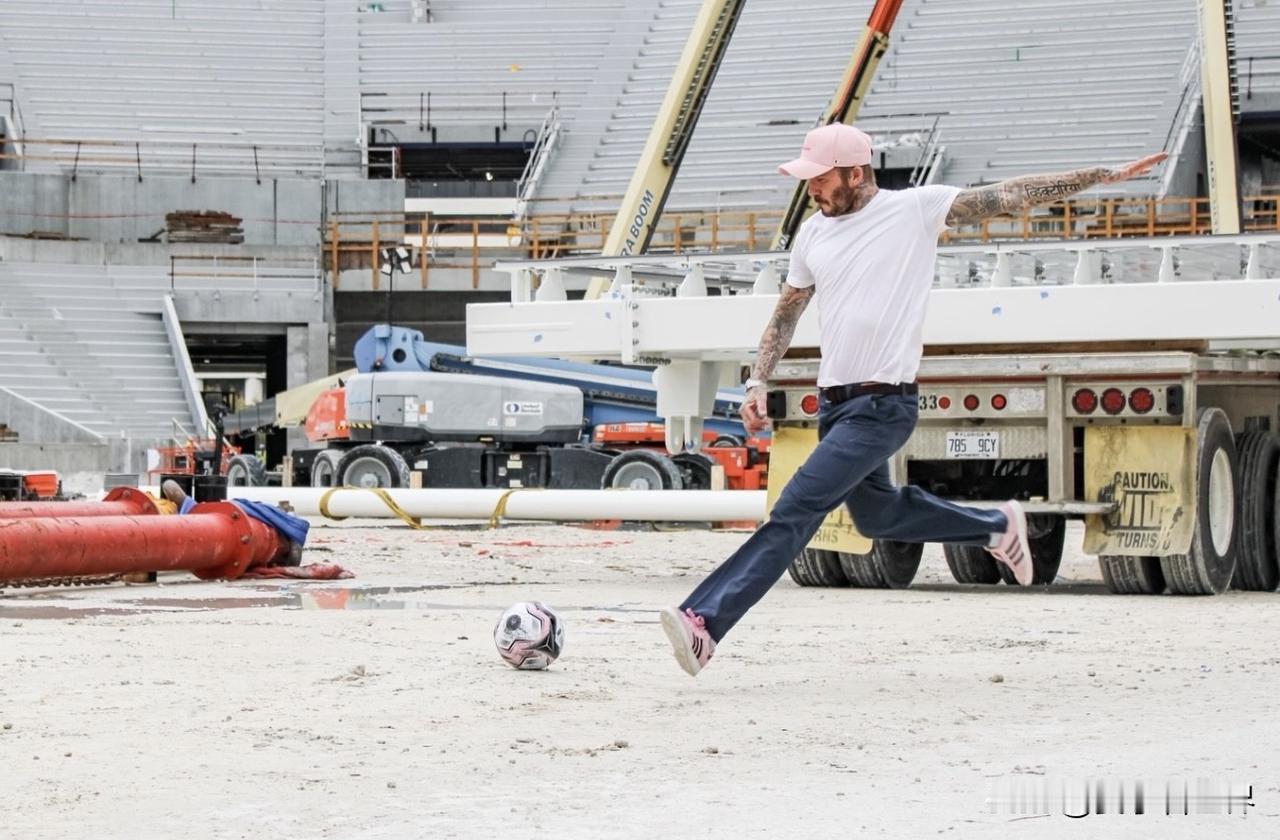 為迎接2026世界盃的到來，正在建設中的美國邁阿密自由公園球場。🏟️🏆
	