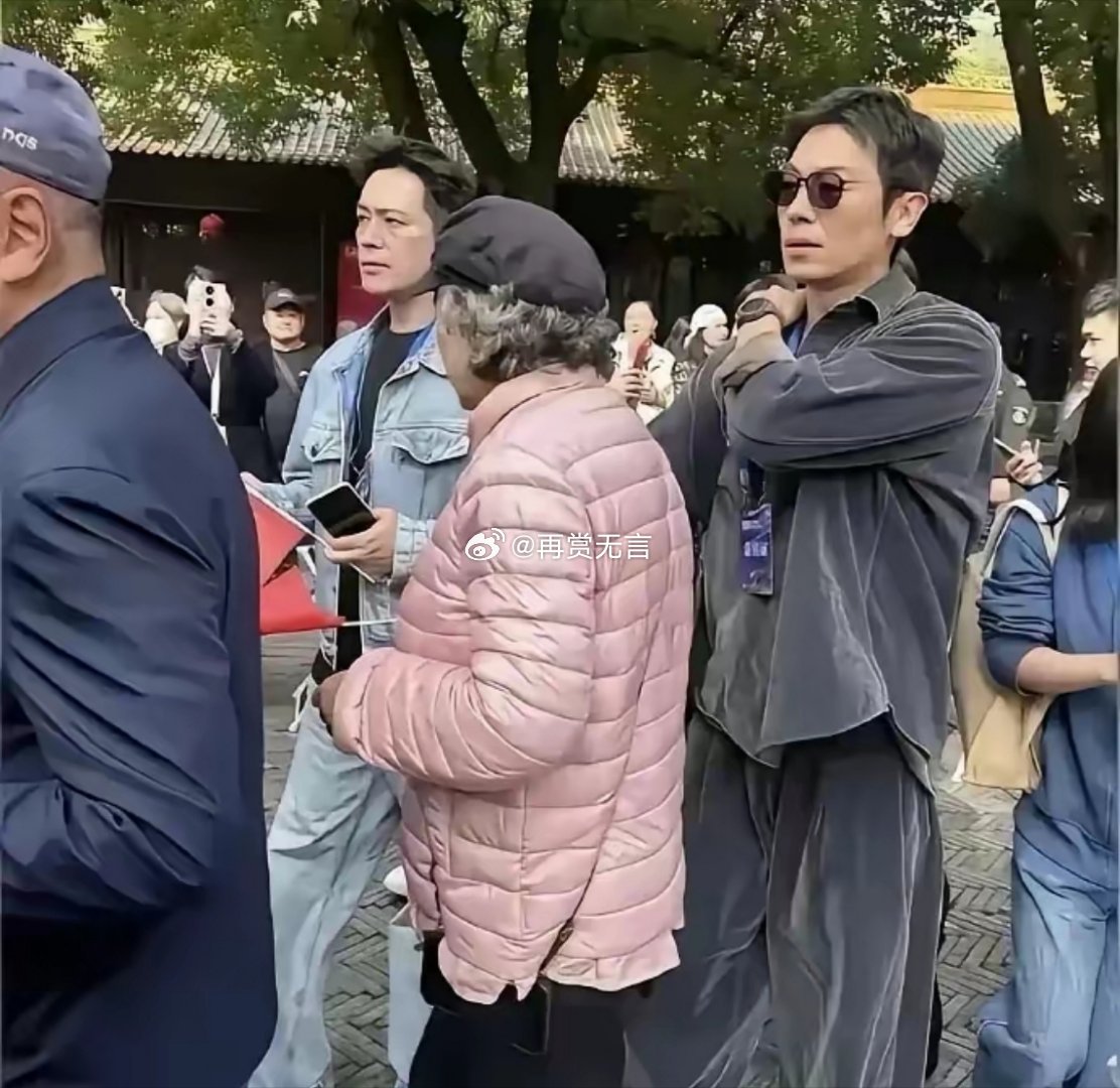 头一次见这么接地气的明星，不怕旁边的老人味、还得亲自排队。 