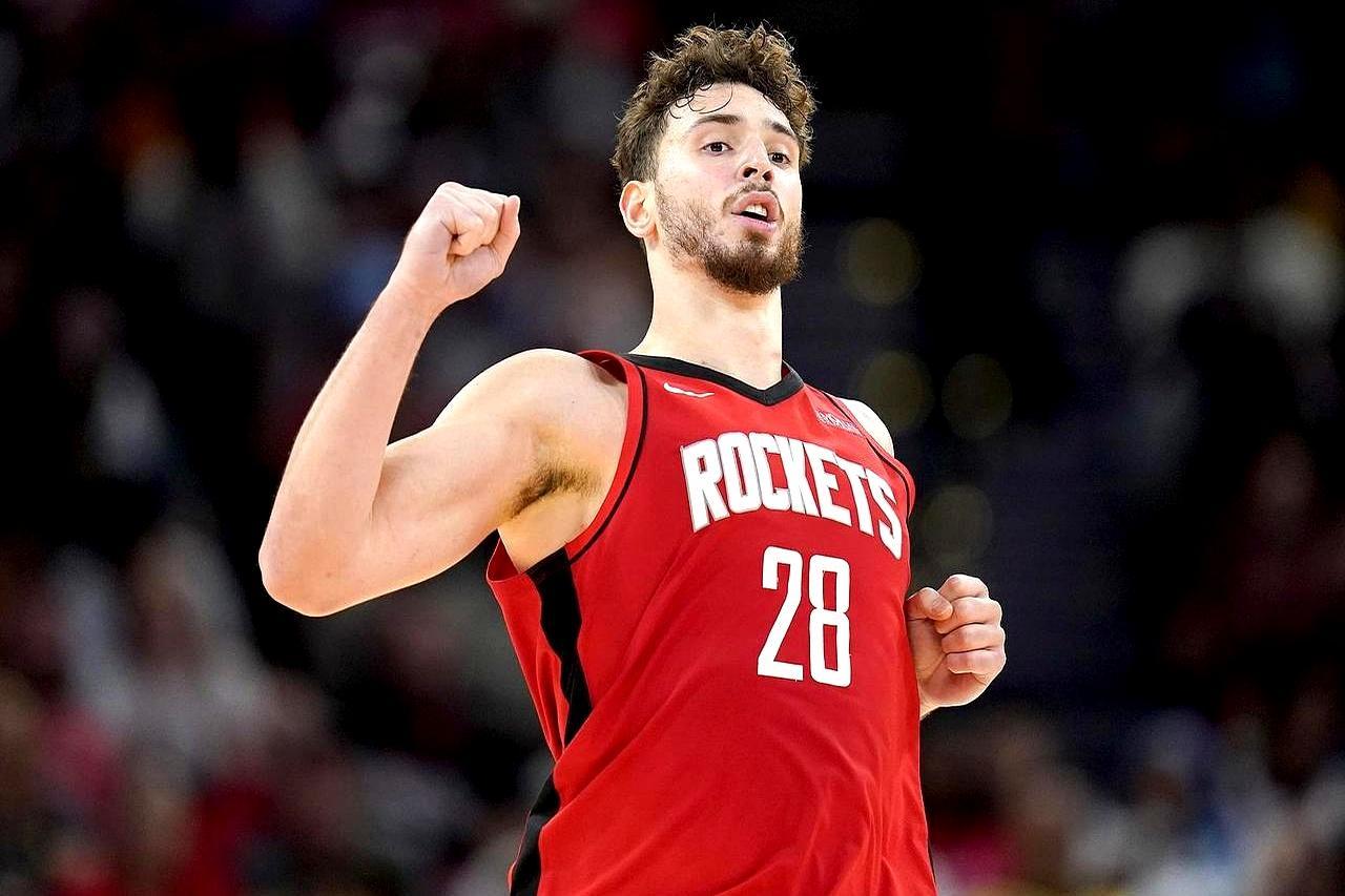 斯通把过亿合同推到伊森面前，他竟然摇了摇头。
 
外面球迷吵翻了，说斯通抠门，连