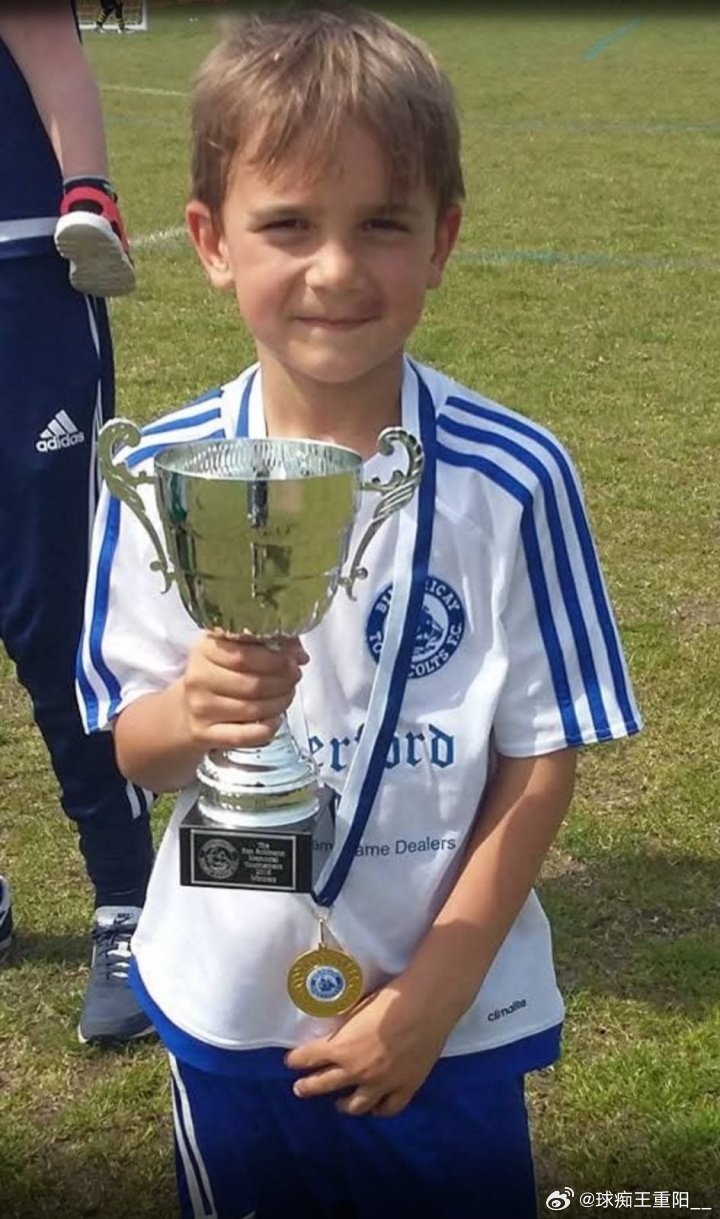 全家都是枪迷！16岁的道曼在6岁时加盟阿森纳，在此之前他受训于家乡附近的球队比勒