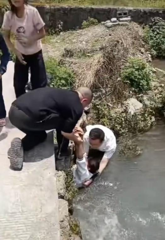 心是脏的，看什么都脏！5月5日潇湘晨报报道，重庆，有个小女孩意外落水，卡在了桥洞