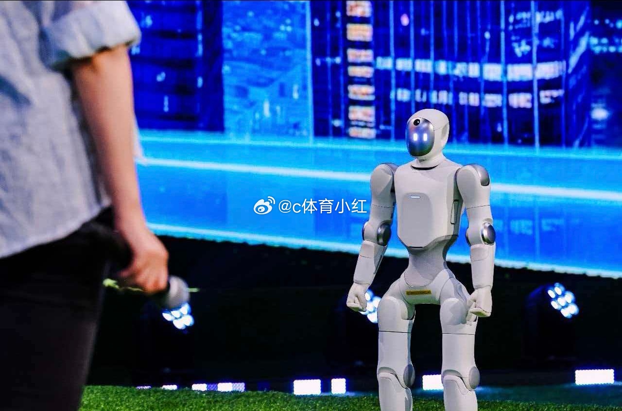 被央视请来的C罗铁粉萌到了连机器人都成C罗忠实铁粉，完整吃透偶像赛场名场面，温柔