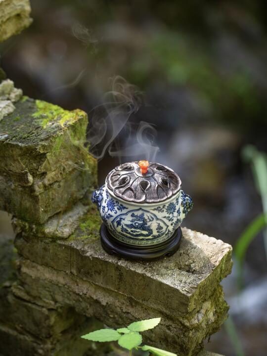 梅雨垂檐时：青花炉承雨煮茶