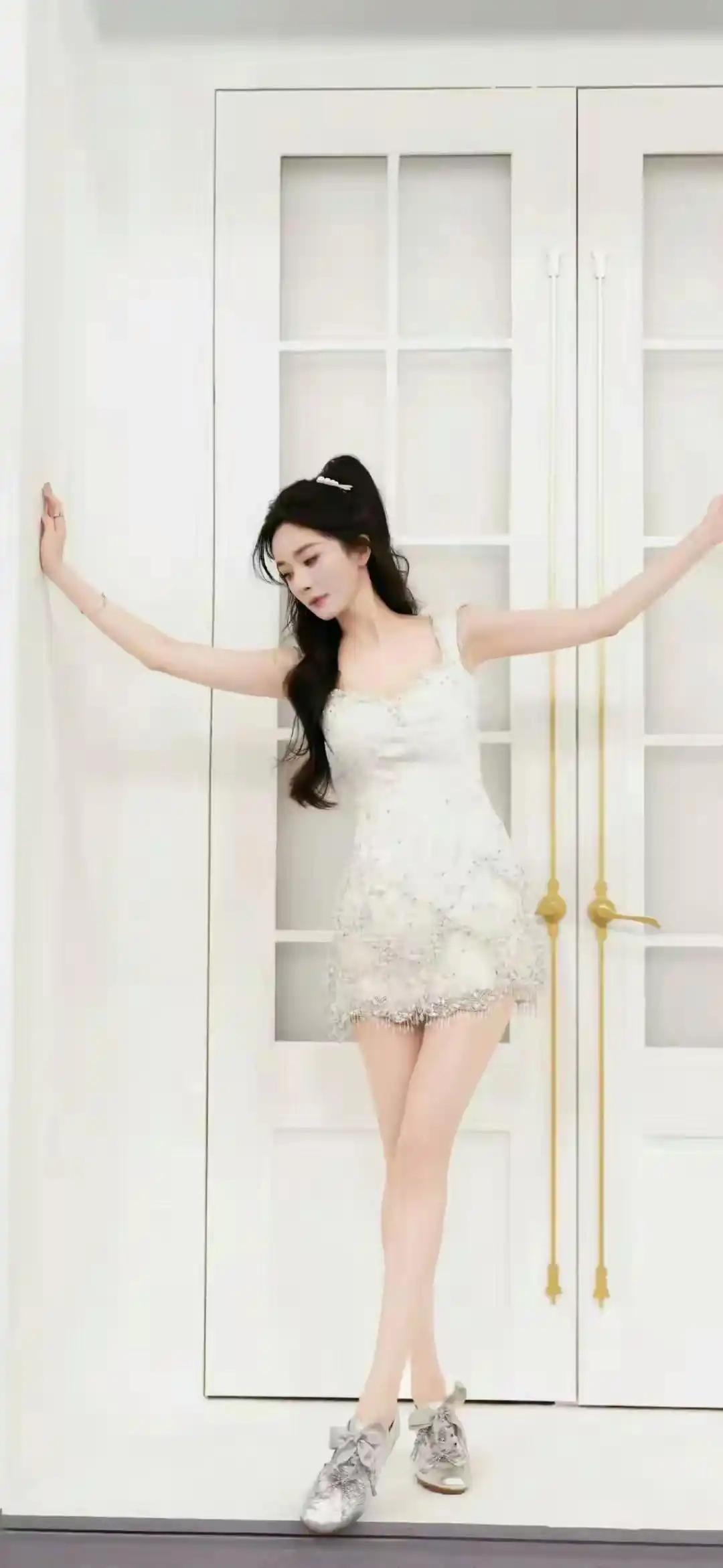 优雅白裙少女，轻抚门扉，静待花开真的好漂亮 温柔花裙少女 温柔花裙少女