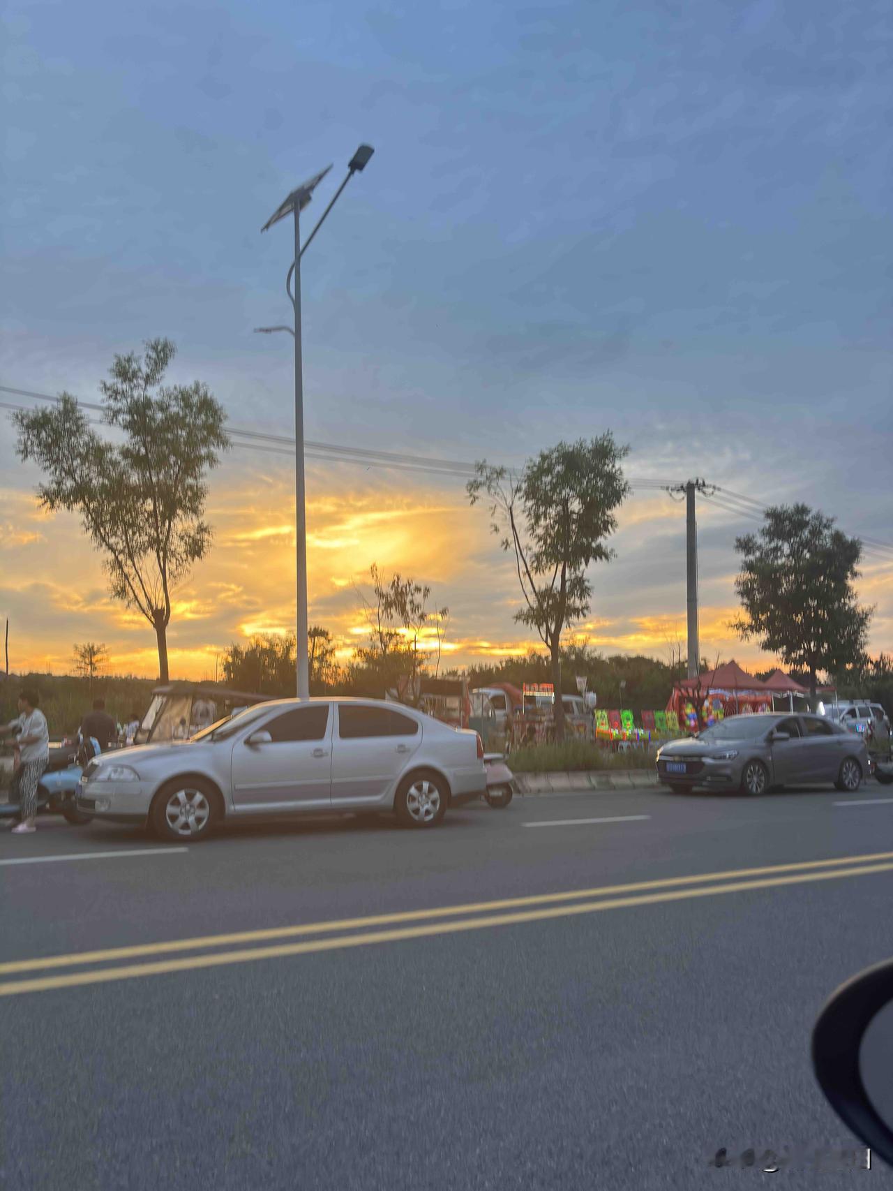 蓝田汤峪河堤路这里，夏天晚上挺热闹的，有搭建的戏台子，还有儿童游乐设施，附近的村