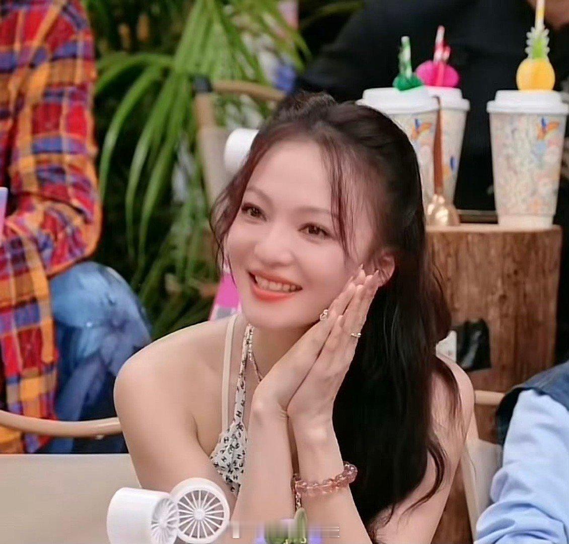 来人给容祖儿张韶涵短剧单开一本 容祖儿张韶涵短剧表现太绝！祖儿港普抽象又有氛围，