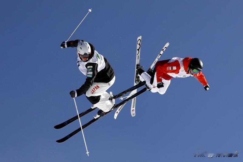 赤裸上身的男子被女子用绳索牵引滑雪，这一幕不仅存在严重安全隐患，更触及社会道德底