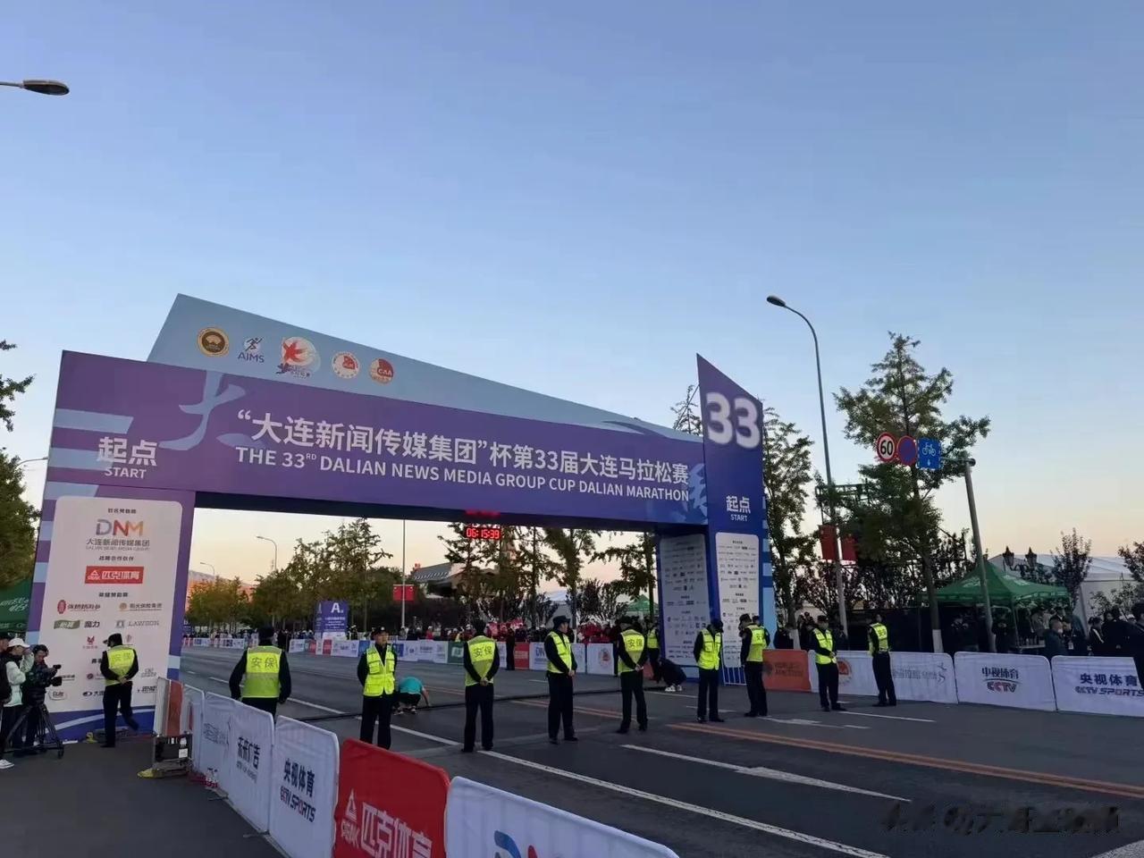 大连国际马拉松开跑！换个视角看大马[奋斗]

头一回跟媒体转播团队感受一下大马[