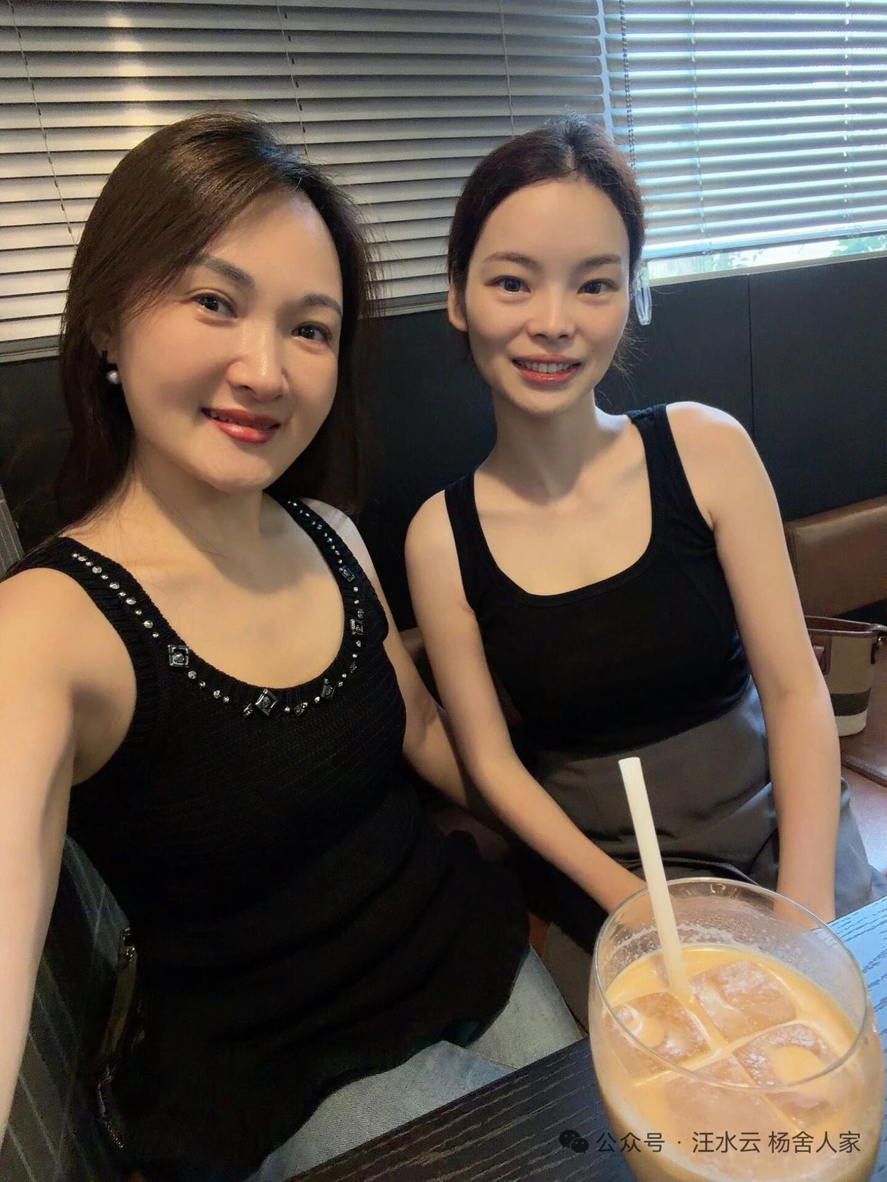 两位美女在咖啡厅自拍，开心聊天。
