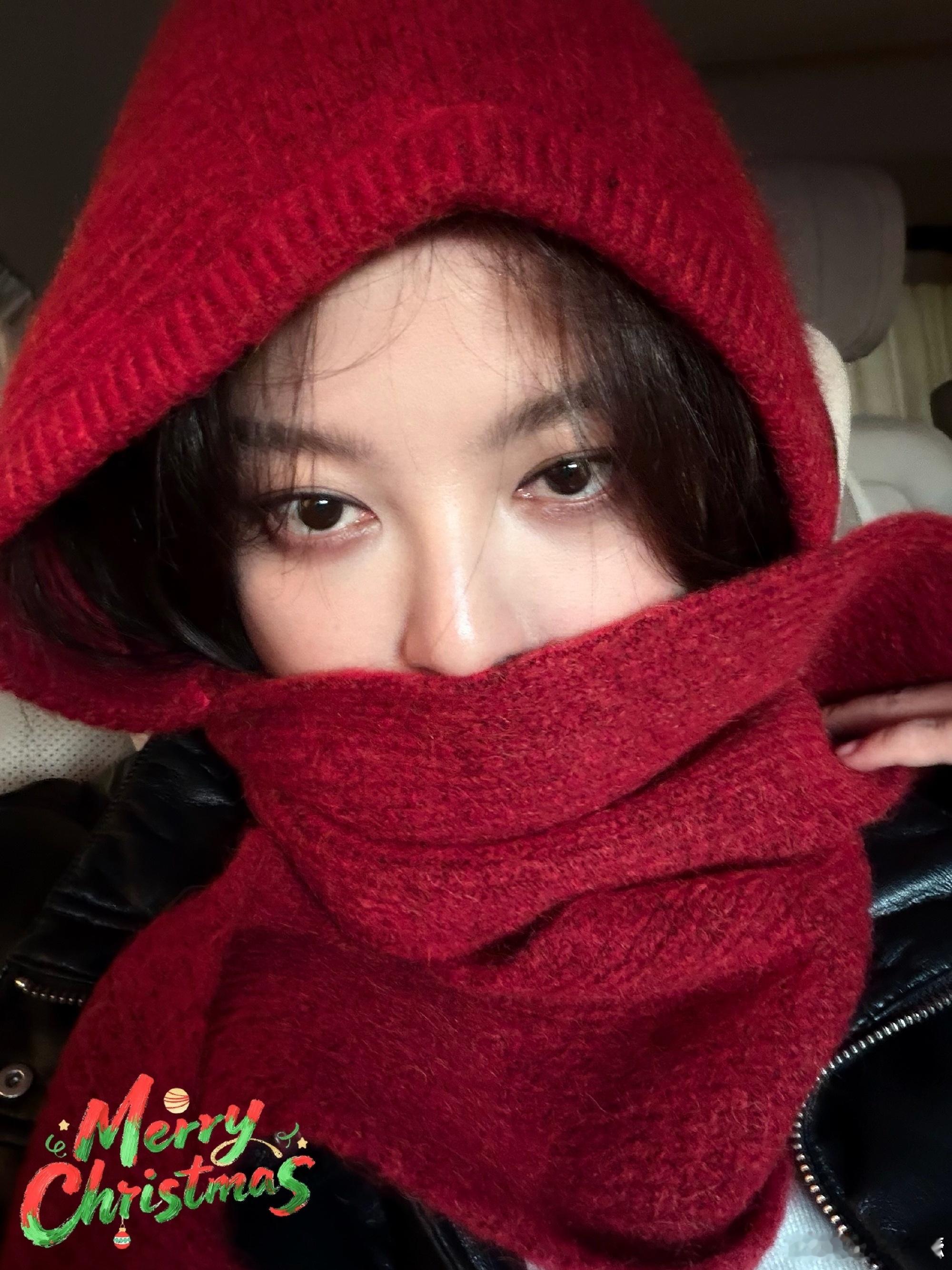 辛芷蕾旅途毕业向野的我们 反复看辛芷蕾的毕业照，眼里的松弛感藏不住，15天彼此照