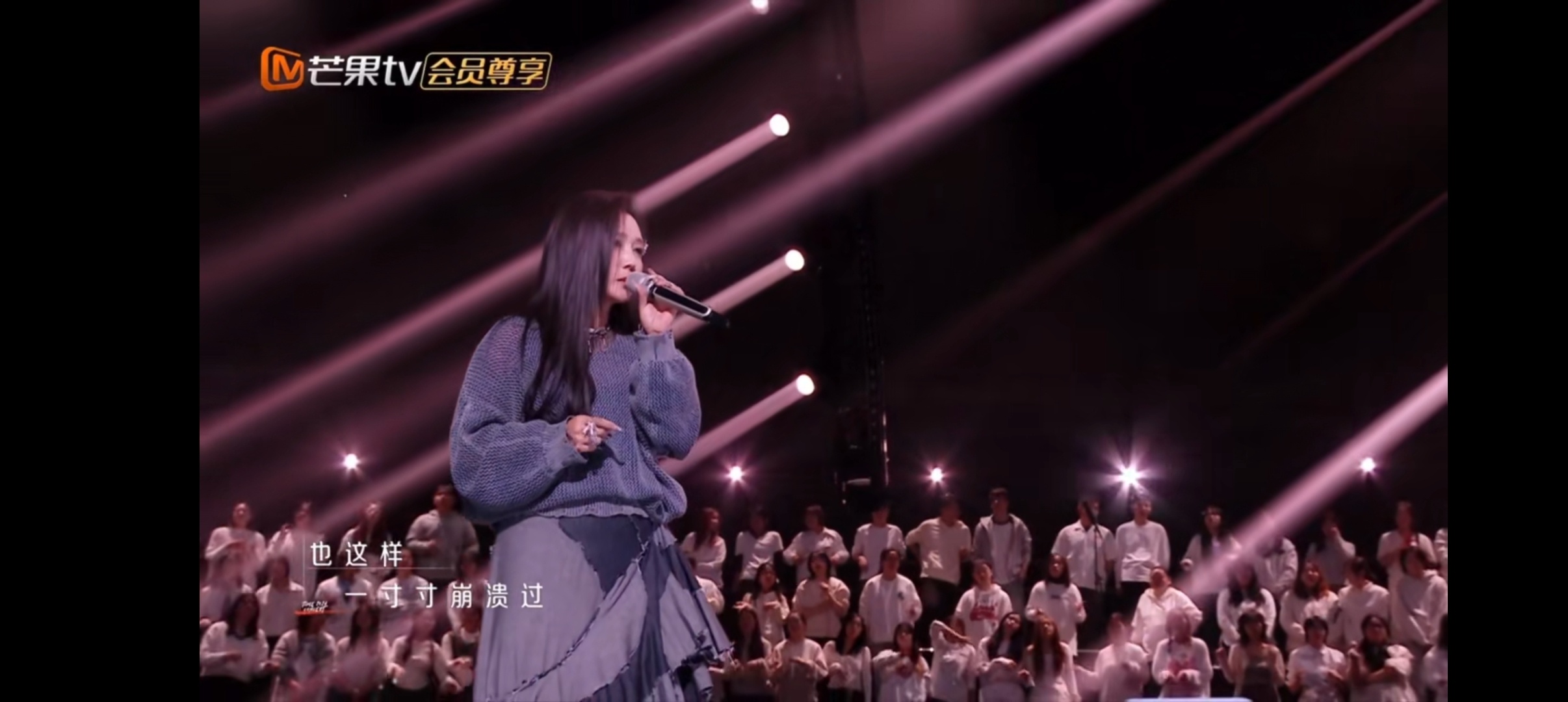 何洁给陌生女孩的歌  何洁现场演唱《给陌生女孩的歌》，希望陌生的女孩能被看到，一