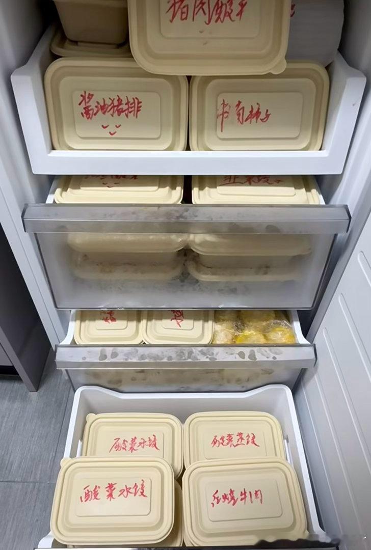 爸妈来之后冰箱都老了网友一句冰箱一下子就老了戳中我，满满一柜好喝的奶被清空，层层