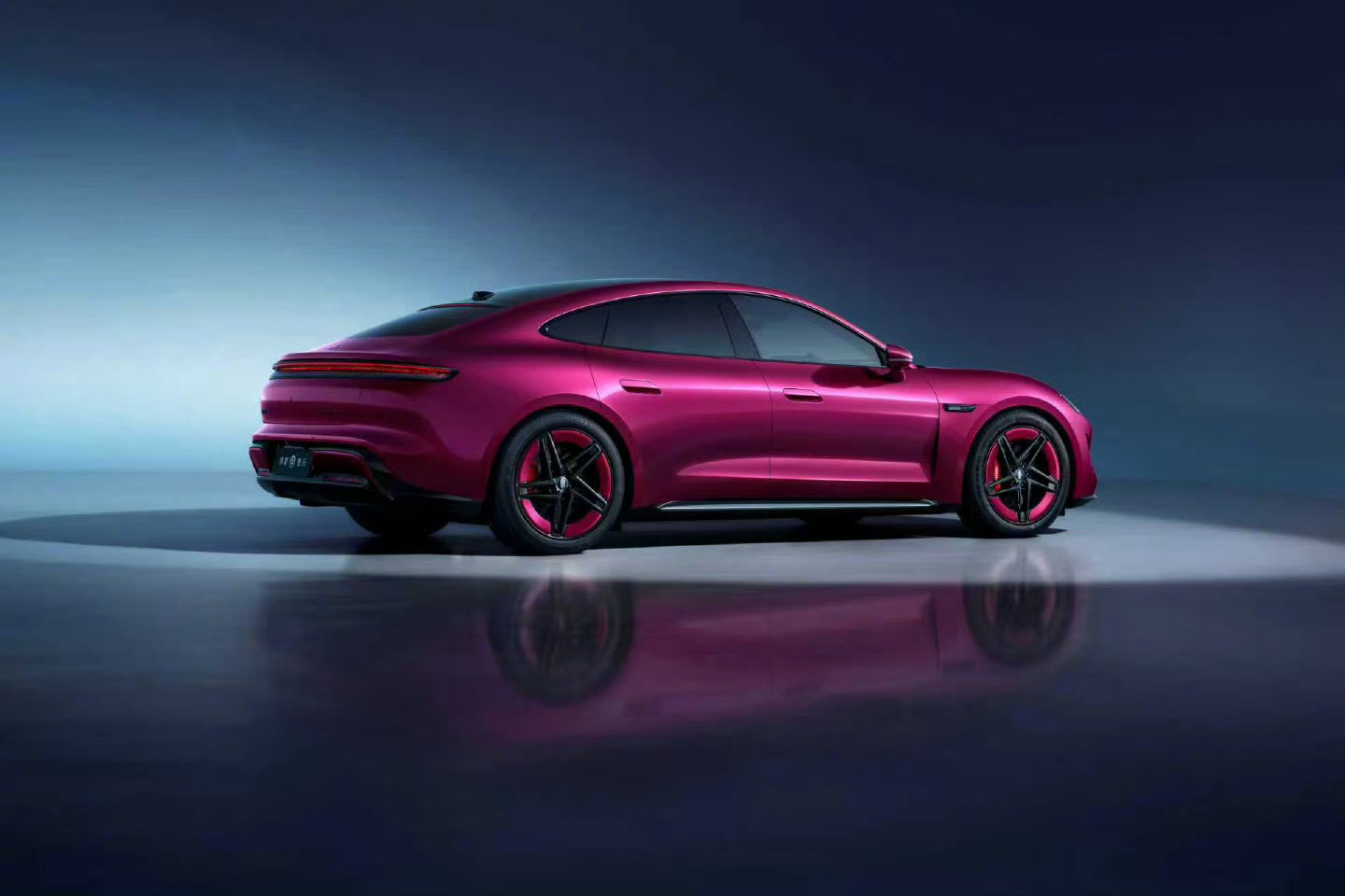 尚界Z7一口气亮相十款车色，从经典黑白灰到电光紫粉、晚山新绿等高阶潮色，还分轿跑