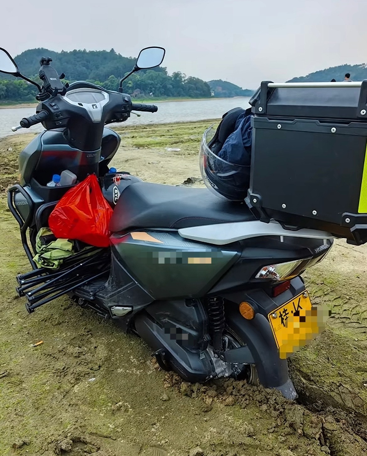 4月26日，网友反映：玉林寒山水库女子骑摩托车来玩车被陷泥里最后。找人帮忙拉了起