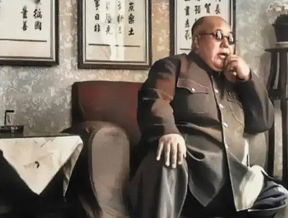 1933 年，宁夏省主席马鸿逵下令要将 5 名商人押送郊区枪决。就在五人即将被押