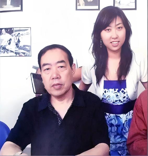 贾平凹对贾浅浅说：对你写诗，从我的角度也不反对。
但首先，先过好日子，先做好人，