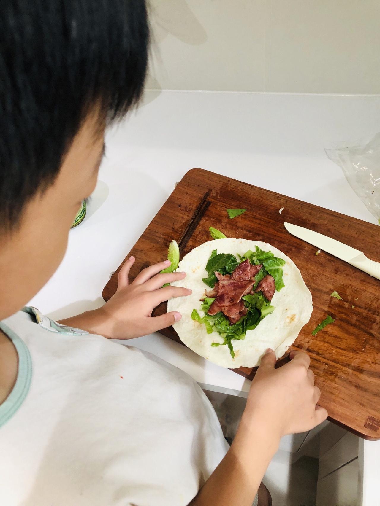 这样孩子会做得更好，俗话说：穷人的孩子早当家。不就是这个意思？哈哈哈哈哈哈哈哈