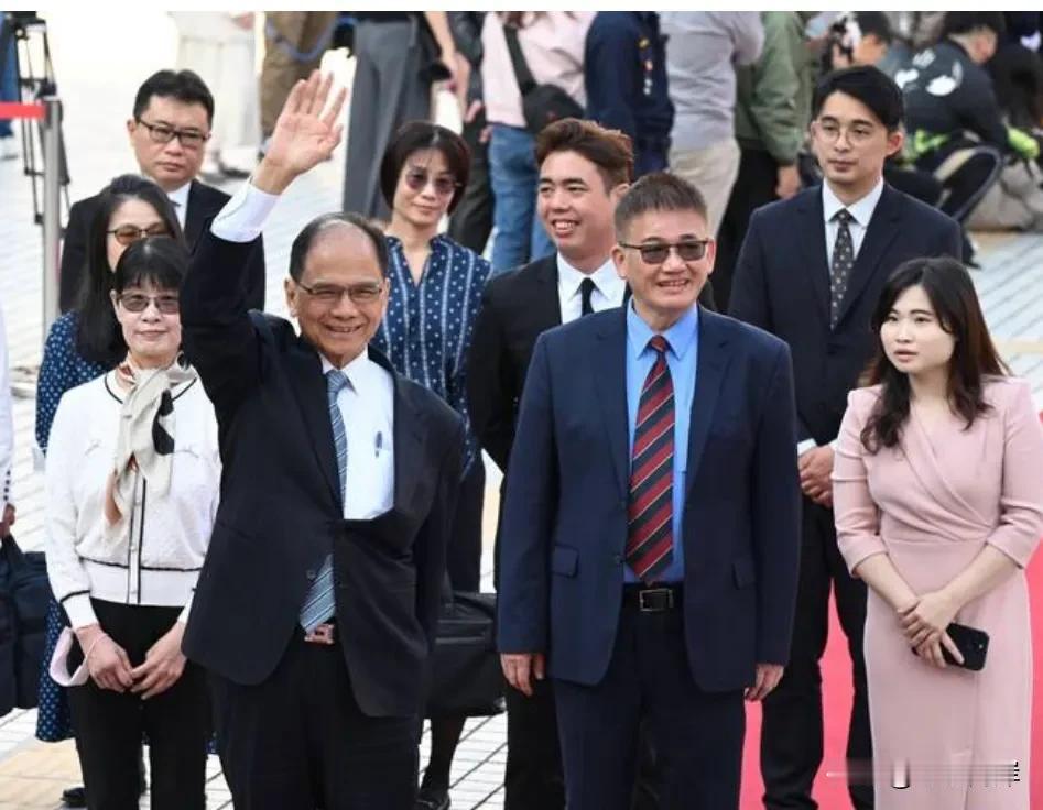 民进党民意代表进入台湾省立法机构大楼。游锡堃当选的机率不大。
