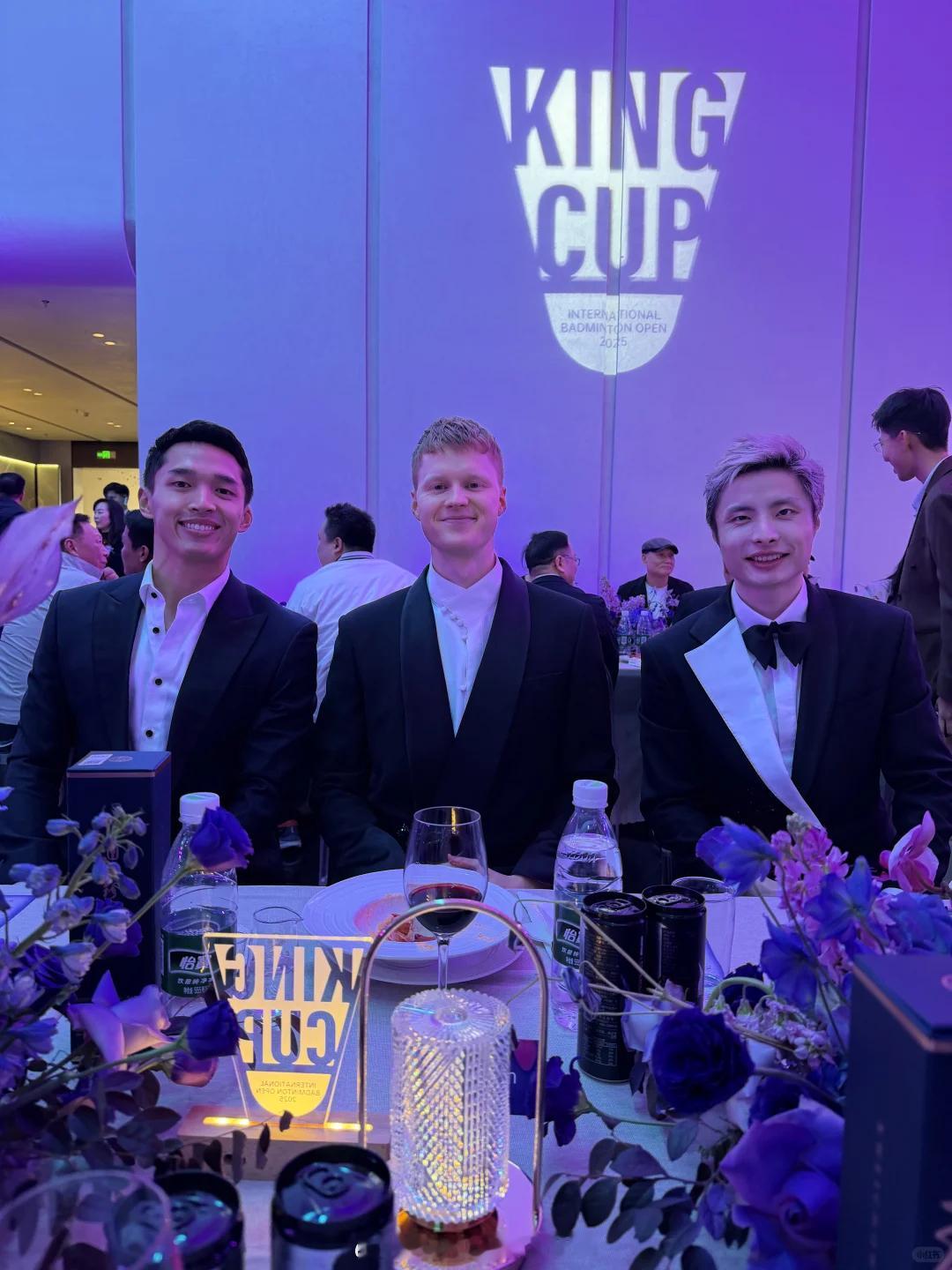 安东森：👑👑👑天王杯欢迎晚宴很开心✌︎˶╹ꇴ╹˶✌︎旁边还坐着两个超猛的男