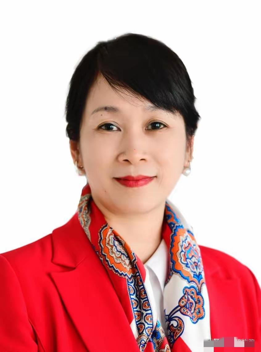 兰臻，女，畲族，1971年2月出生，毕业于龙溪师范学校，福建省漳州市实验小学党委