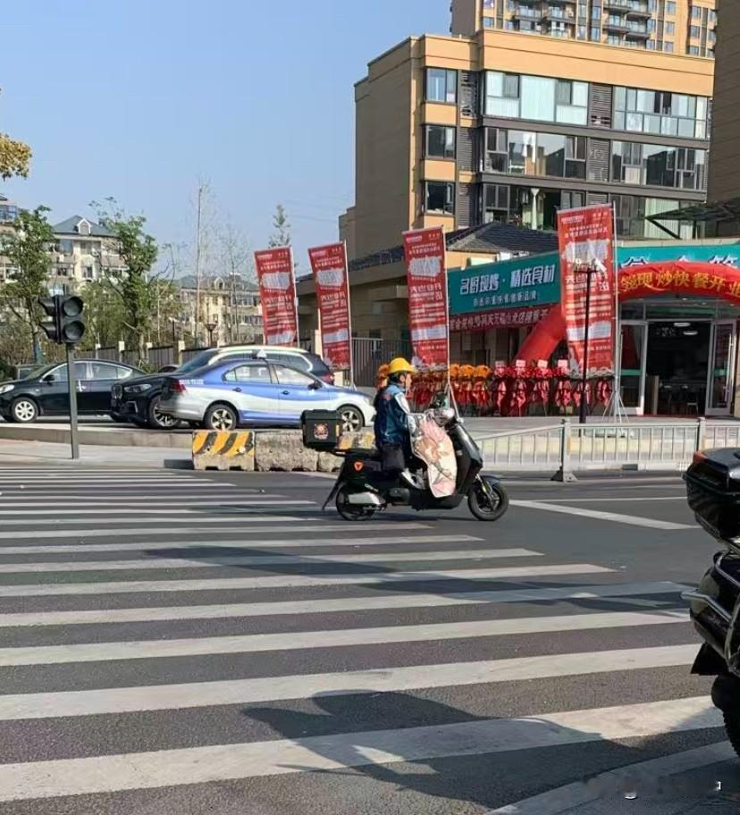 今天小区外新开了一家大食堂，因为今天试营业，人特别多，它是称重的，2.98元一两