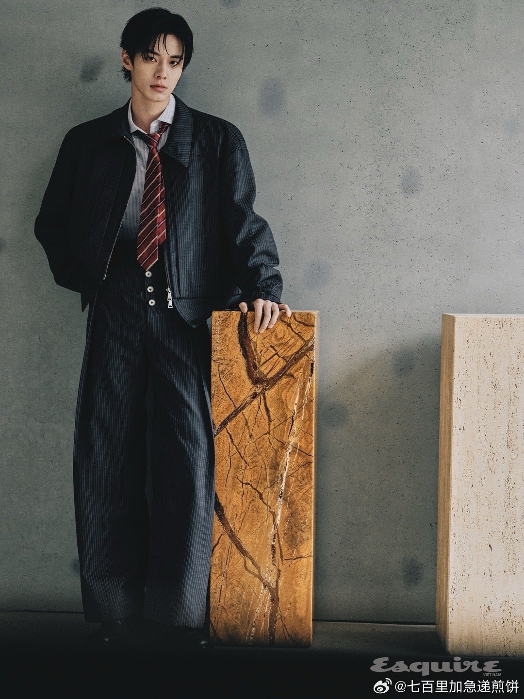 何与 越南版《时尚先生》2026 三月刊首本主流大刊封面 