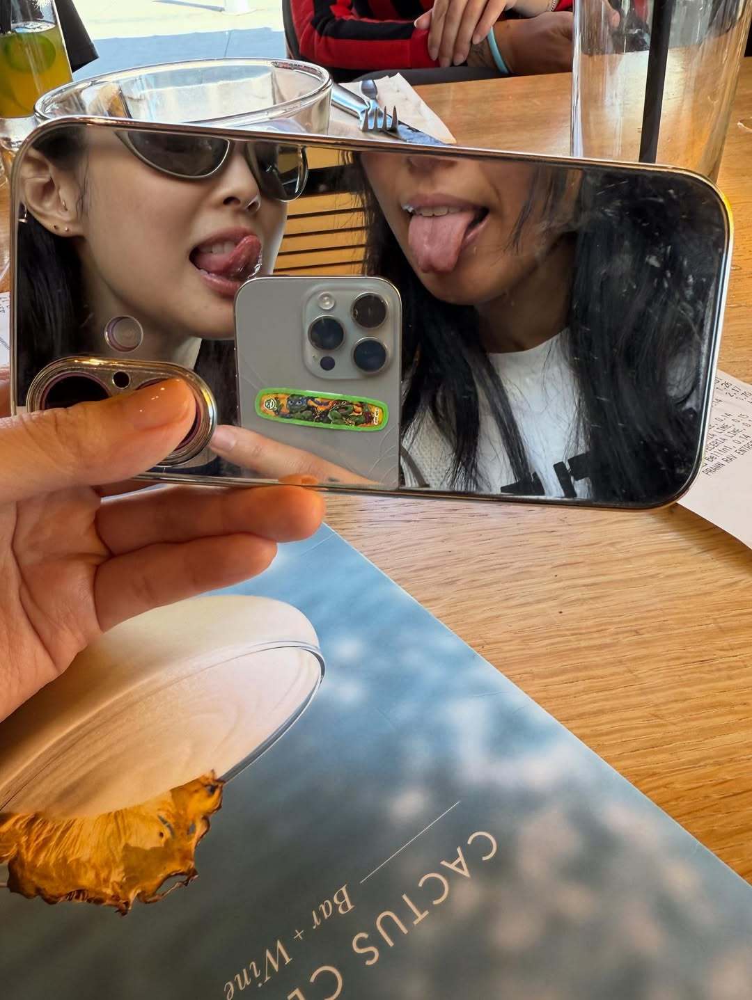 Jennie and Deb Never😜 原来孩子的手机壳是这么用的 ​​​