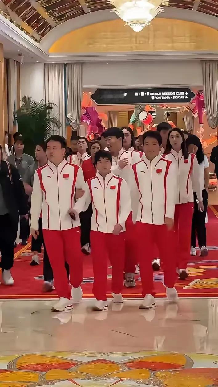 全红婵，好粘人，好可爱！

第一，7岁就离开家，去了陌生的环境，师兄师姐就是她最