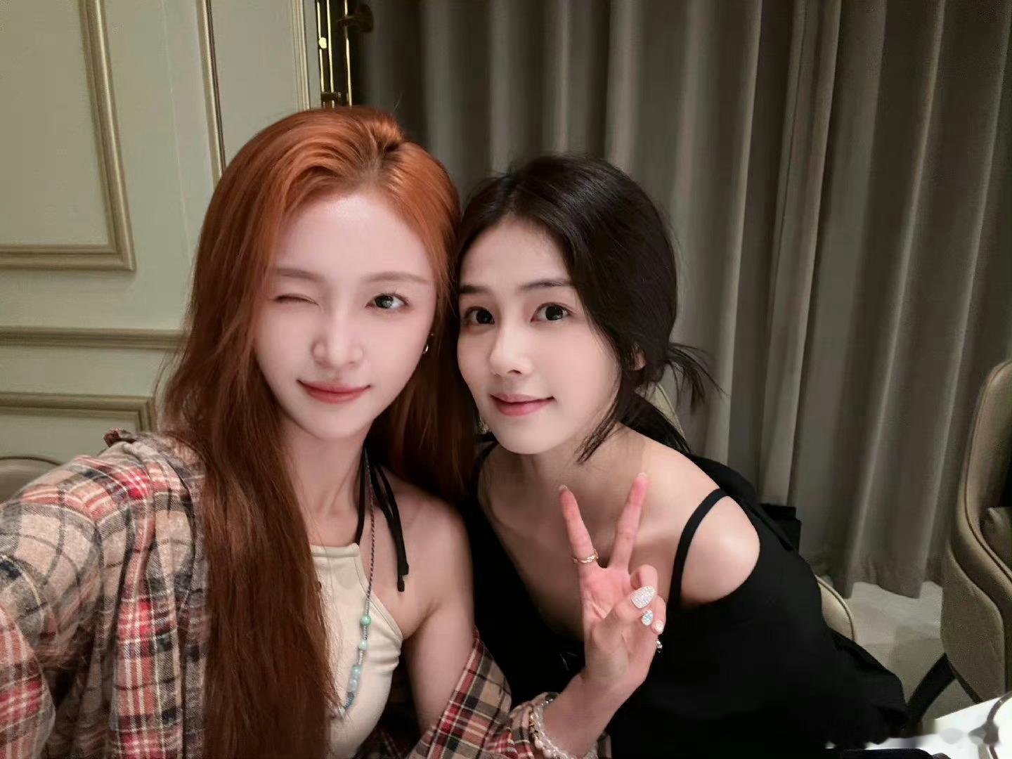 白鹿吴宣仪合照🈶️美女同框好养眼，凑在一起属于是双重视觉享受了[爱慕] ​​​
