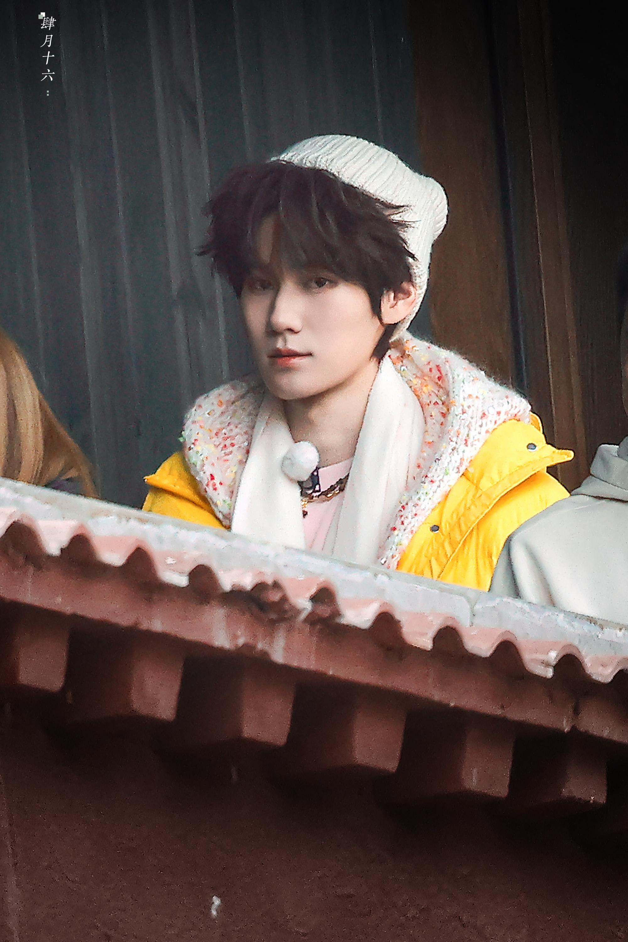 张真源跑男奶黄包look奔跑吧 雪山脚下惊现移动小太阳！张真源的奶黄包look明