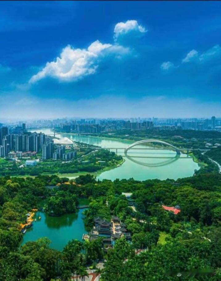 南宁又称邕城，广西的首府，一座带有岭南特色的南国之城。
 
它的“中国绿城”美喻
