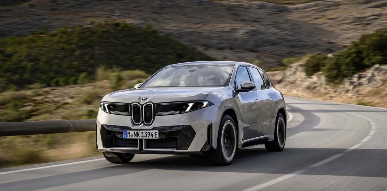 宝马官方宣布，全新iX3新增火焰红/拉斯维加斯红、磨砂太空银、桉树绿三款车漆，首