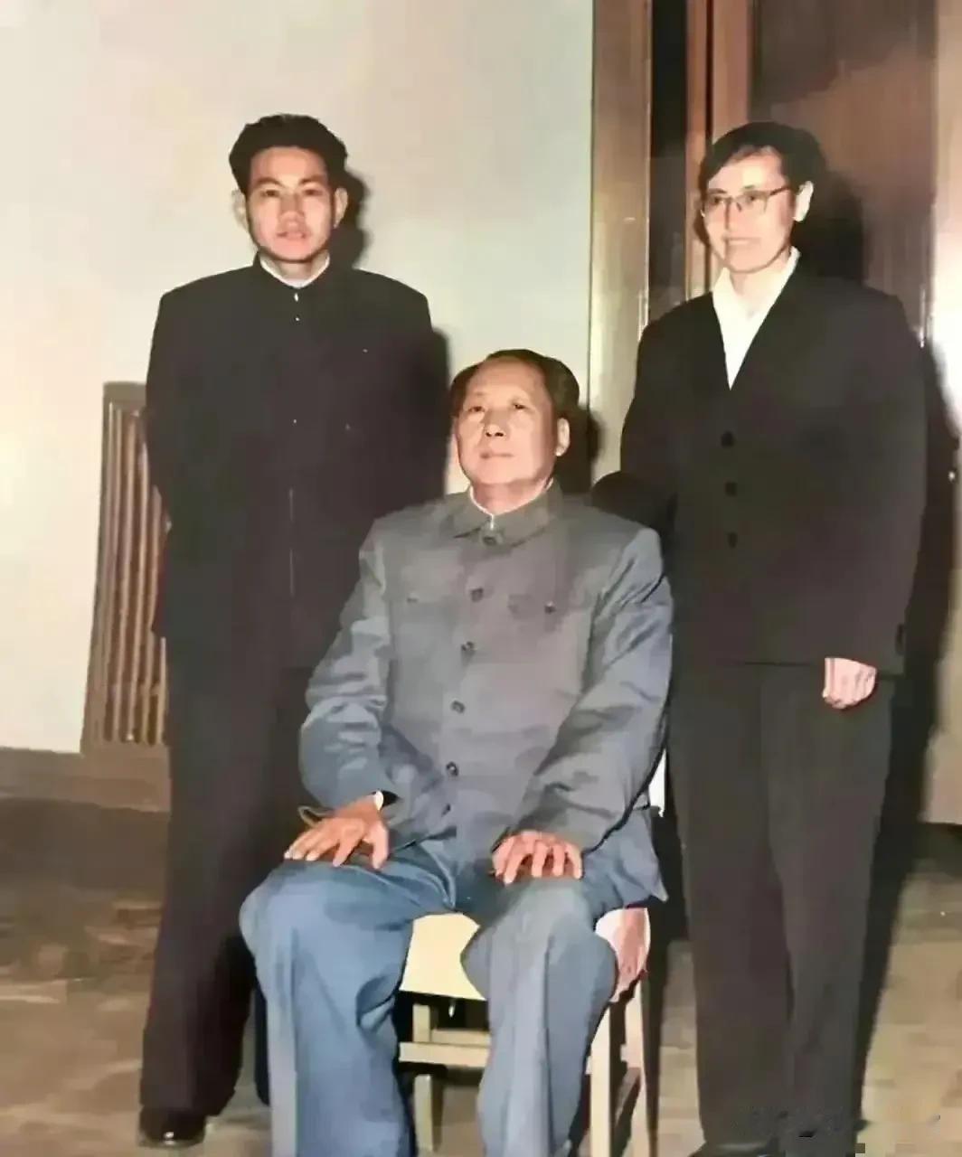 毛主席和身边工作人员