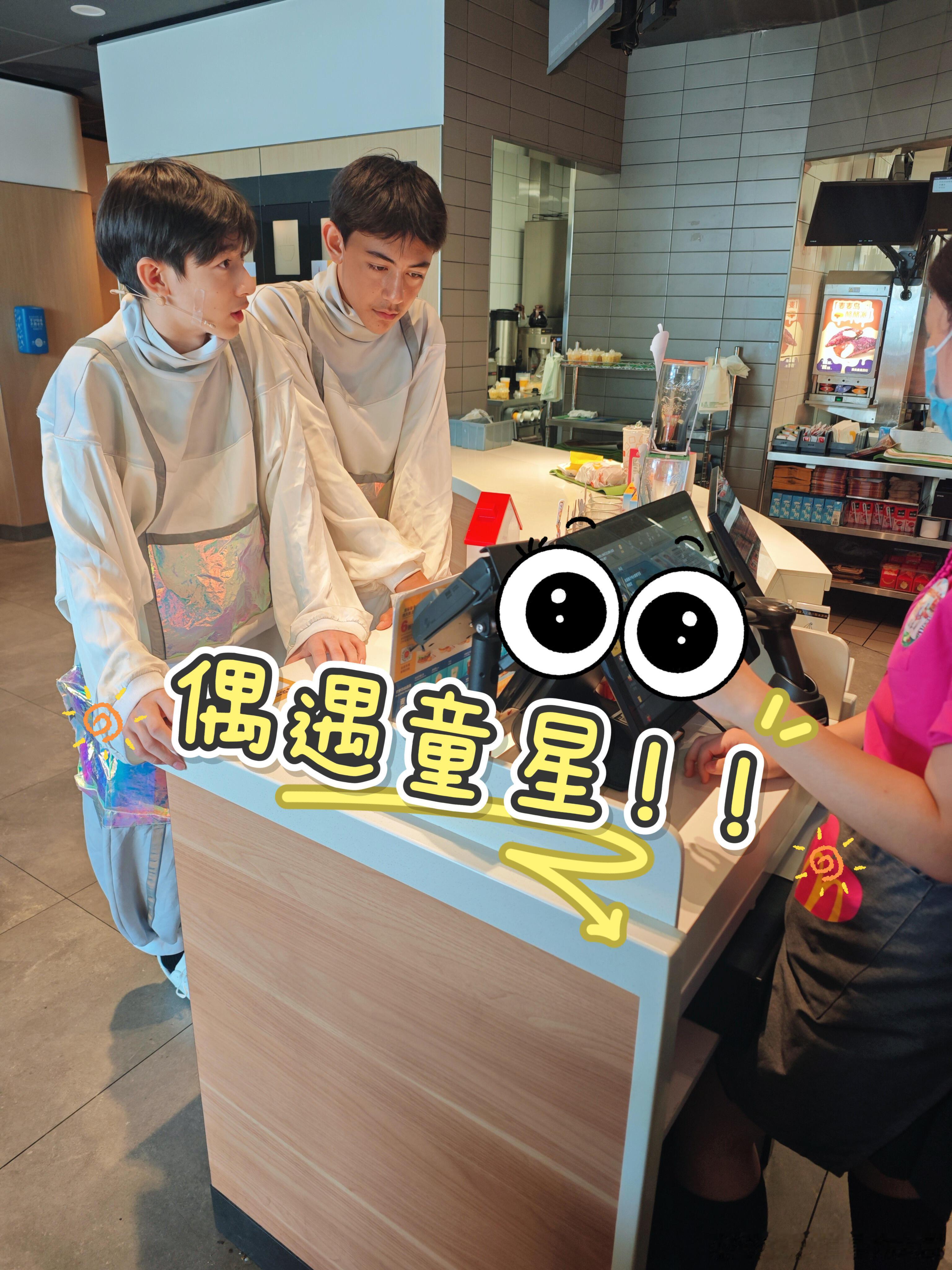诺一穿演出服与好友逛街14岁诺一长这么高了 诺一穿演出服与好友逛街，身高瞩目看起