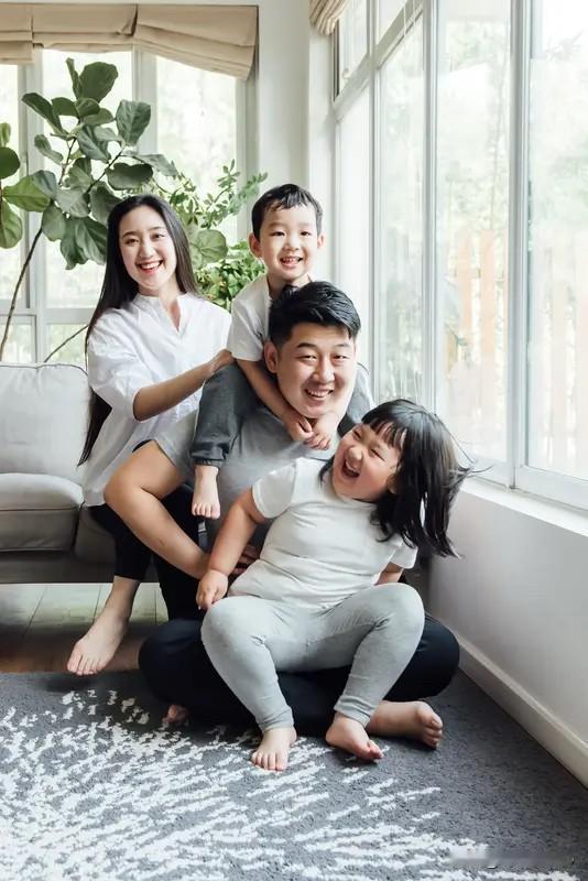 人类的生活一切都是表面的；生存都是文章；都是美化的过程；都是装扮；就好像古董的拍