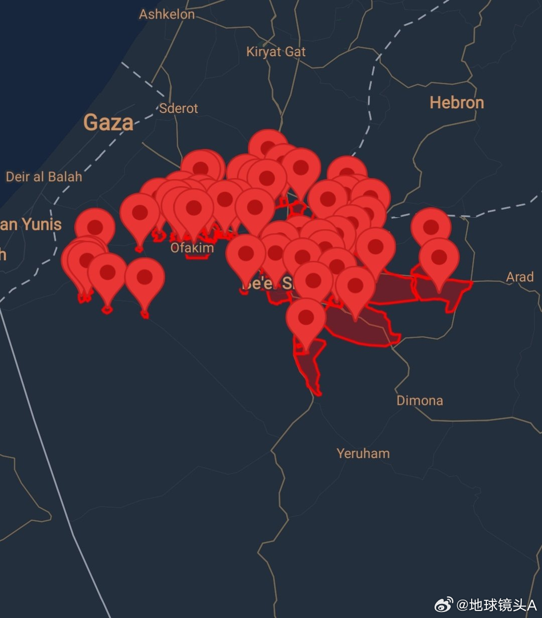 以美袭击伊朗 真主党火箭弹直接击中上以色列法西斯加利利地区的一片住宅。现场一片狼