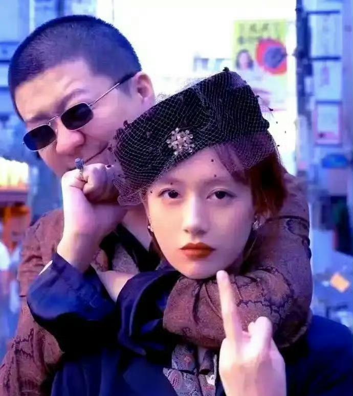 今天，李诞前妻又上热搜了，
特意查了一下她，
才知道黑尾酱是她的网名，原名叫陈典