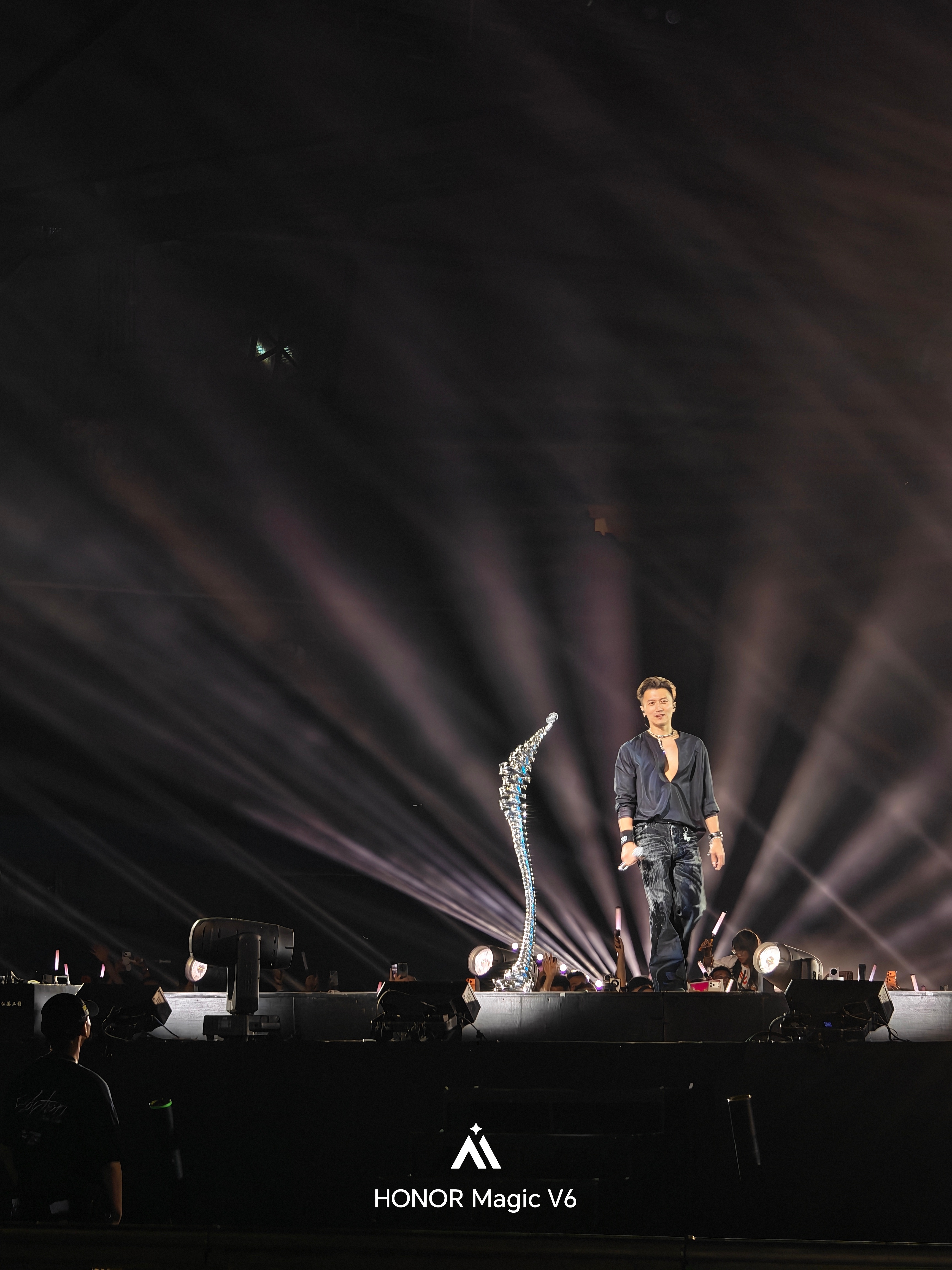 谢霆锋别低头深V会漏颜值能打 身材能打 才艺能打 全能艺人一个不愧是耀子的代言人