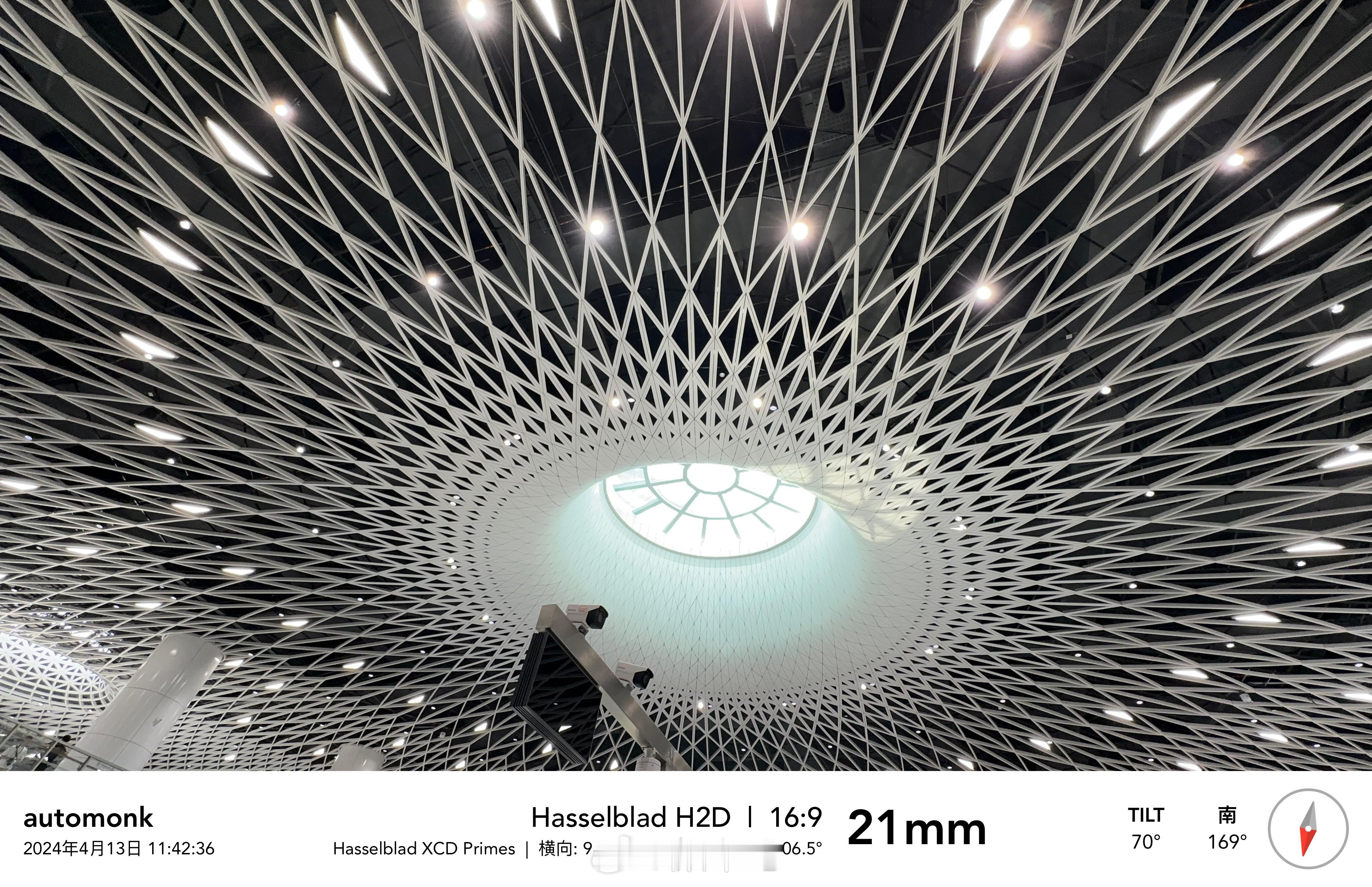 第一次打卡岗厦北站，大厅顶部的设计风格让我瞬间联想到自己当年的BMW E34原厂