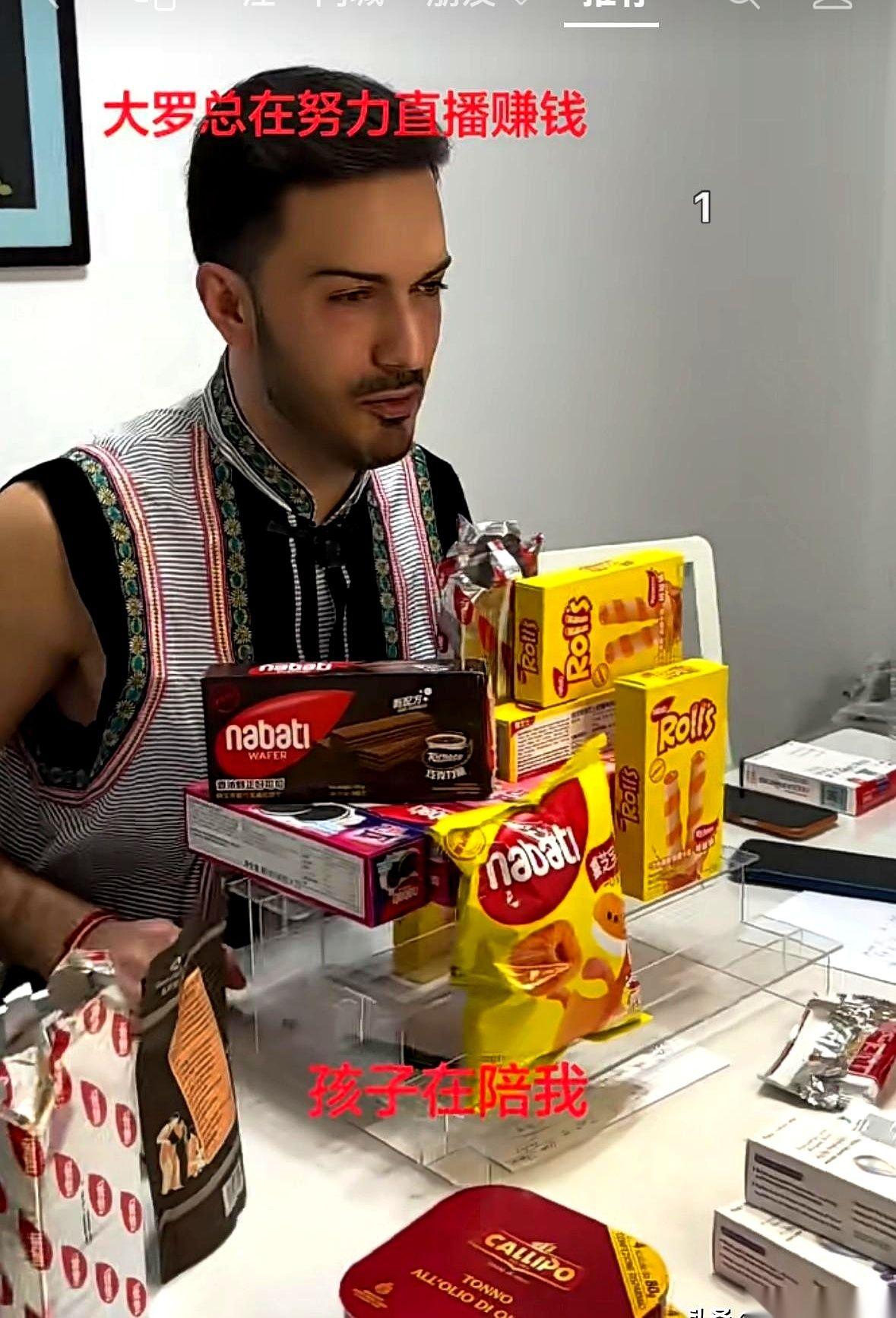 最扎心的是，据说这孩子一出生，亲妈就嫌他来得不是时候。
看了一眼，转身就要走。