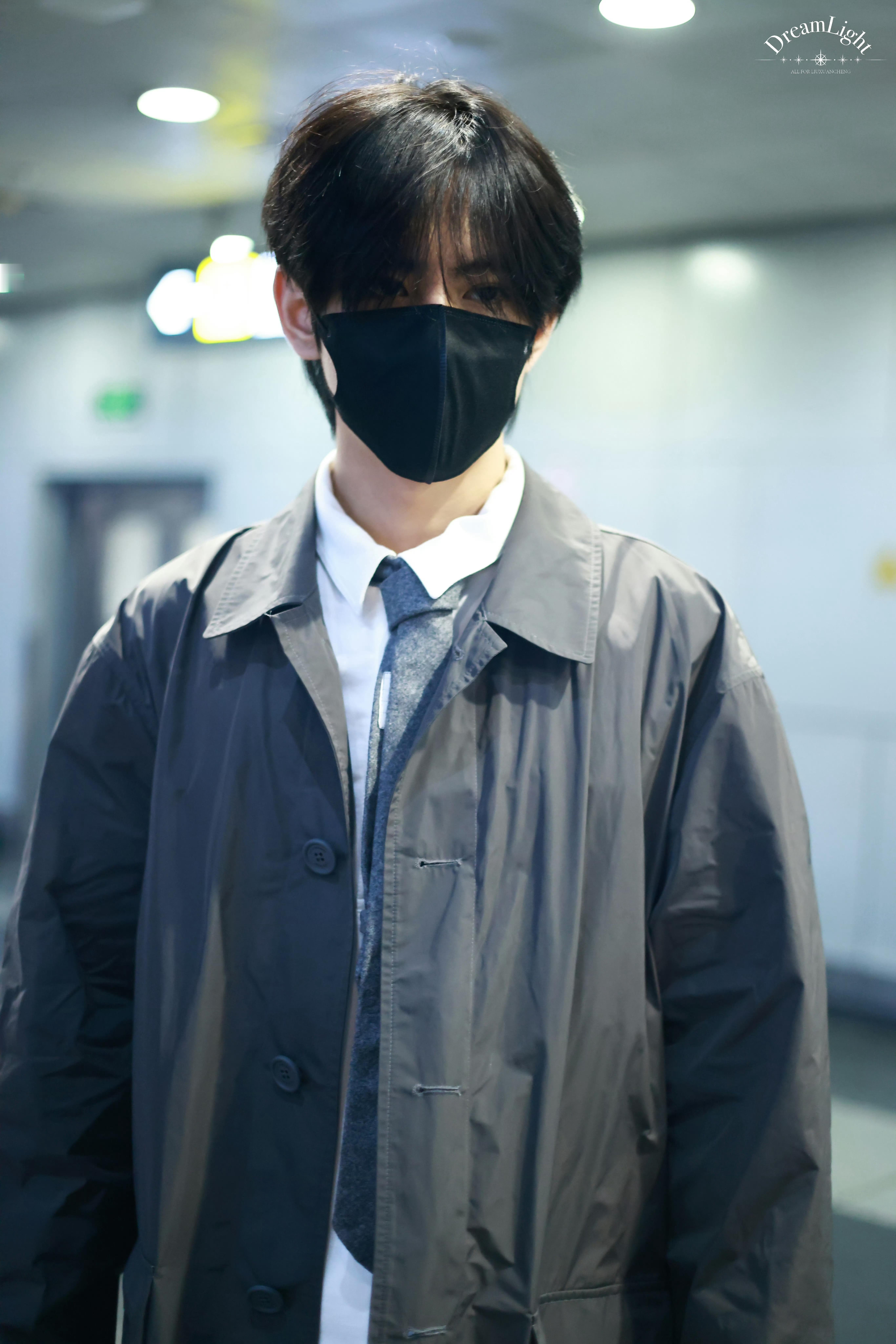 刘轩丞飞巴黎时装周机场照，顺毛青春男大期待时装周新造型[手指比心] ​​​