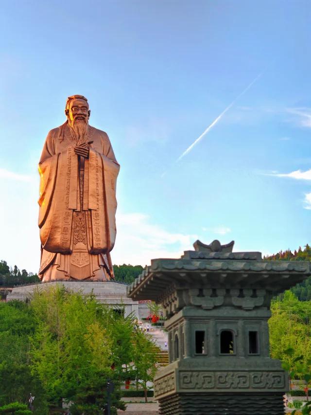 山东曲阜，鲁国故都、孔子故里
一个小细节，令人印象格外深刻
曲阜的早餐店，卖的是