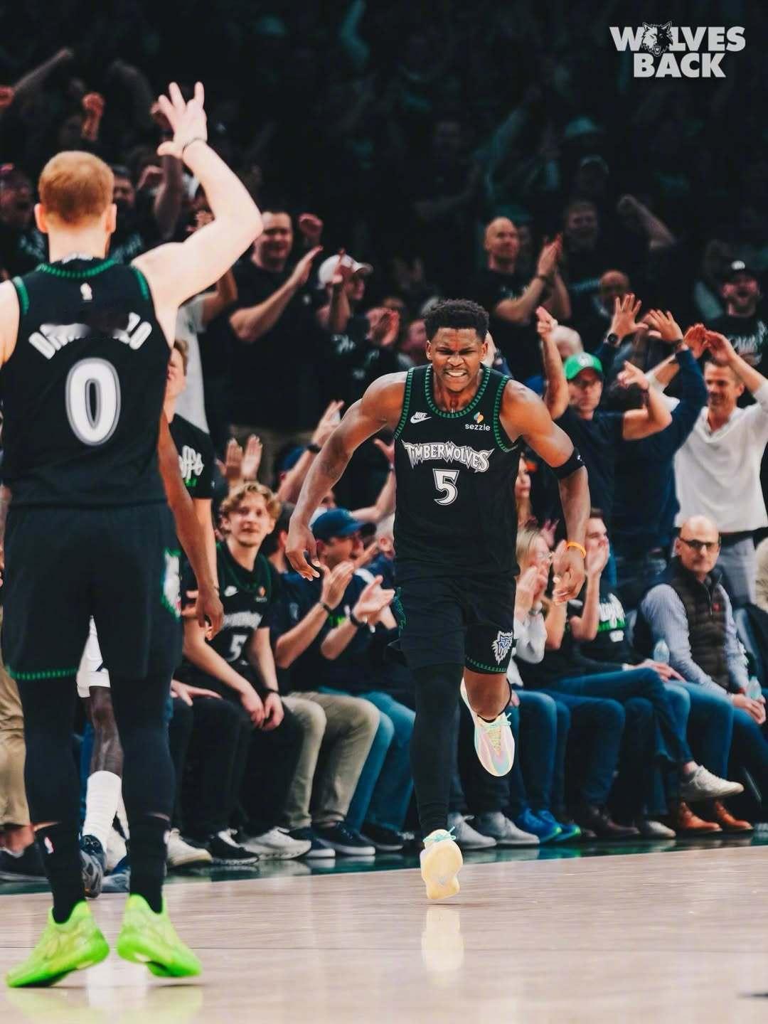 森林狼半场61-39领先掘金。上半场森林狼就已经4人得分上双，而约基奇半场只有1