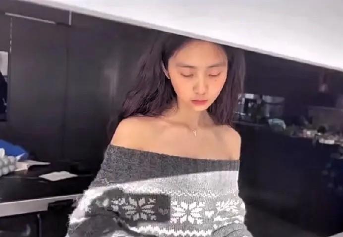 刀划过奶油层时，17岁的黄多多抬了下眼。
就这一秒。
抖音评论区炸了—— “救命