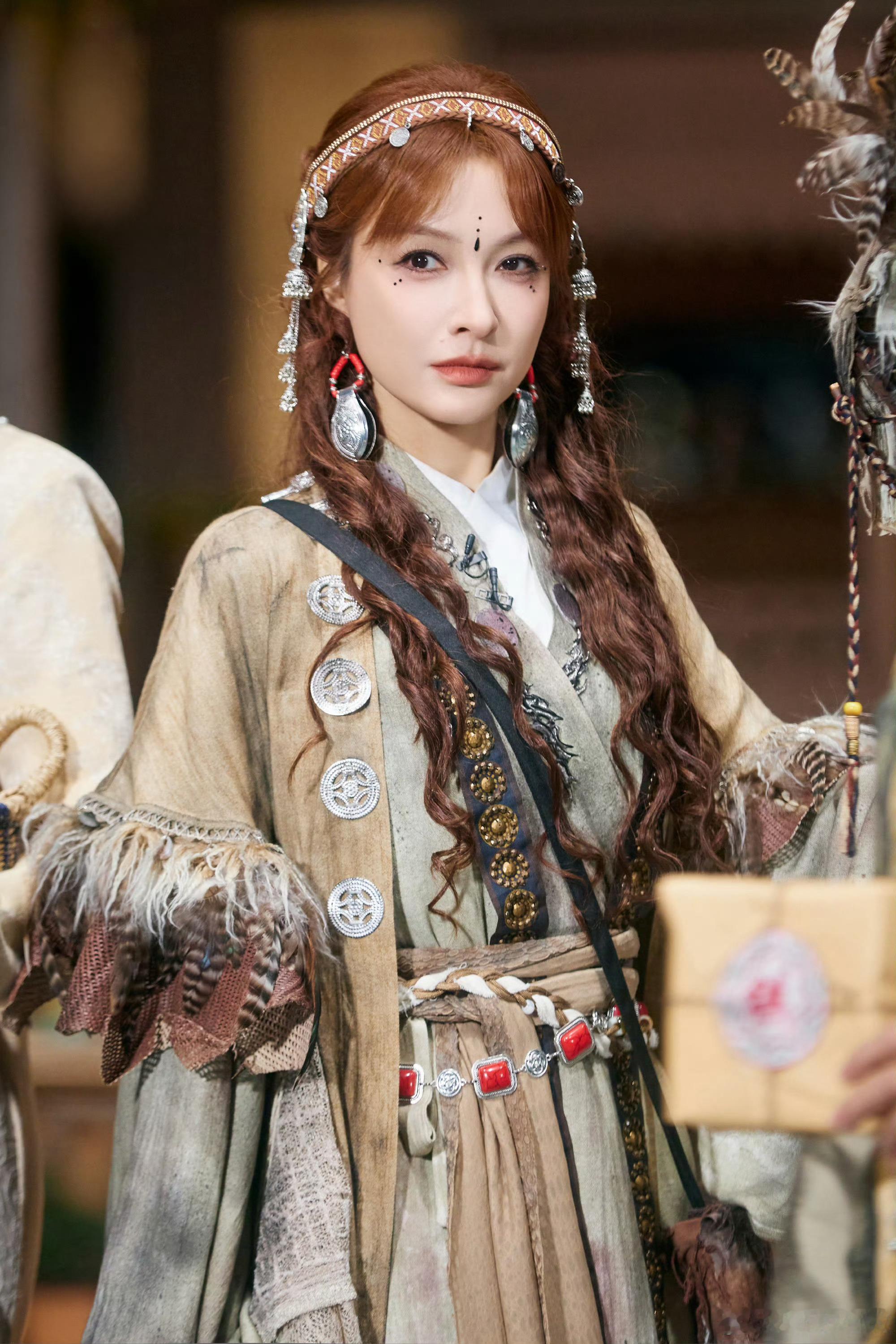 吴昕被夸穿搭越夸张造型越正确吴昕大侦探夸张造型巫女昕上线！金属头饰+羽毛buff