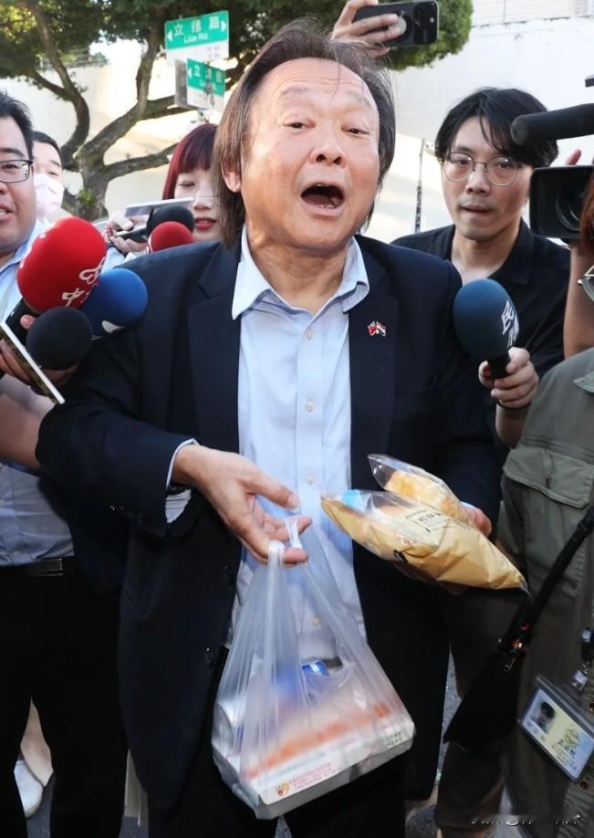 王世坚给柯文哲送饭被拒
王世坚是兑现承诺，如果柯文哲被关押，他就去送饭。
之所以