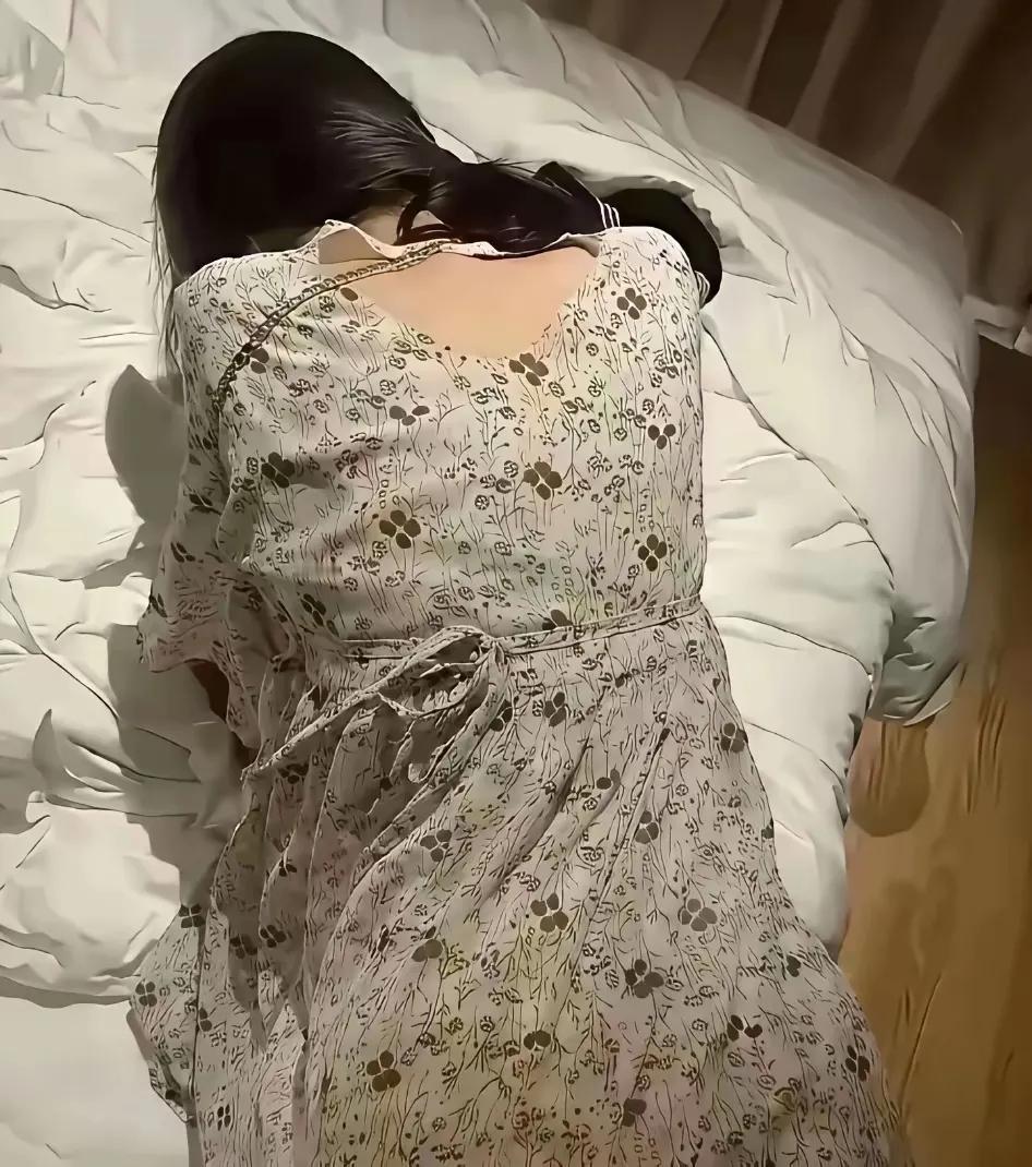 同事喝多了
本来打算送她回家
问她住哪里
她却醉的不省人事
想着带回家
又觉得不