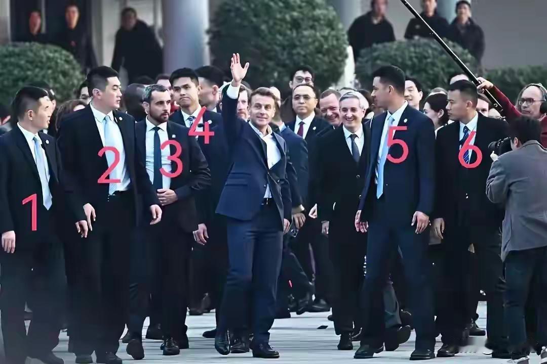法兰西共和国总统馬克龍和他的6个保镖①②③④⑤⑥气场全开 场面壮观 西装 霸气十